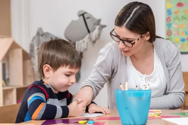 Cel i przyczyna nauczania indywidualnego - jak wspierać uczniów w trudnych sytuacjach