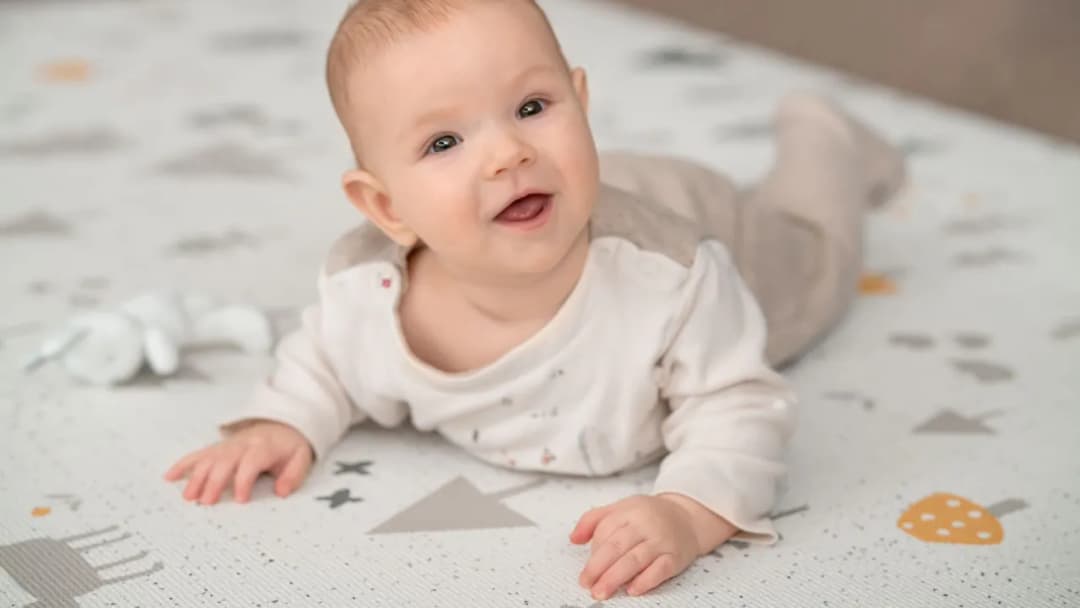 Jaką matę edukacyjną dla niemowlaka wybrać, aby wspierać rozwój?