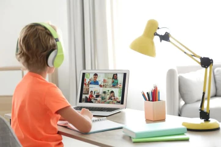 Nauczanie zdalne z domu czy ze szkoły – co lepsze dla ucznia?